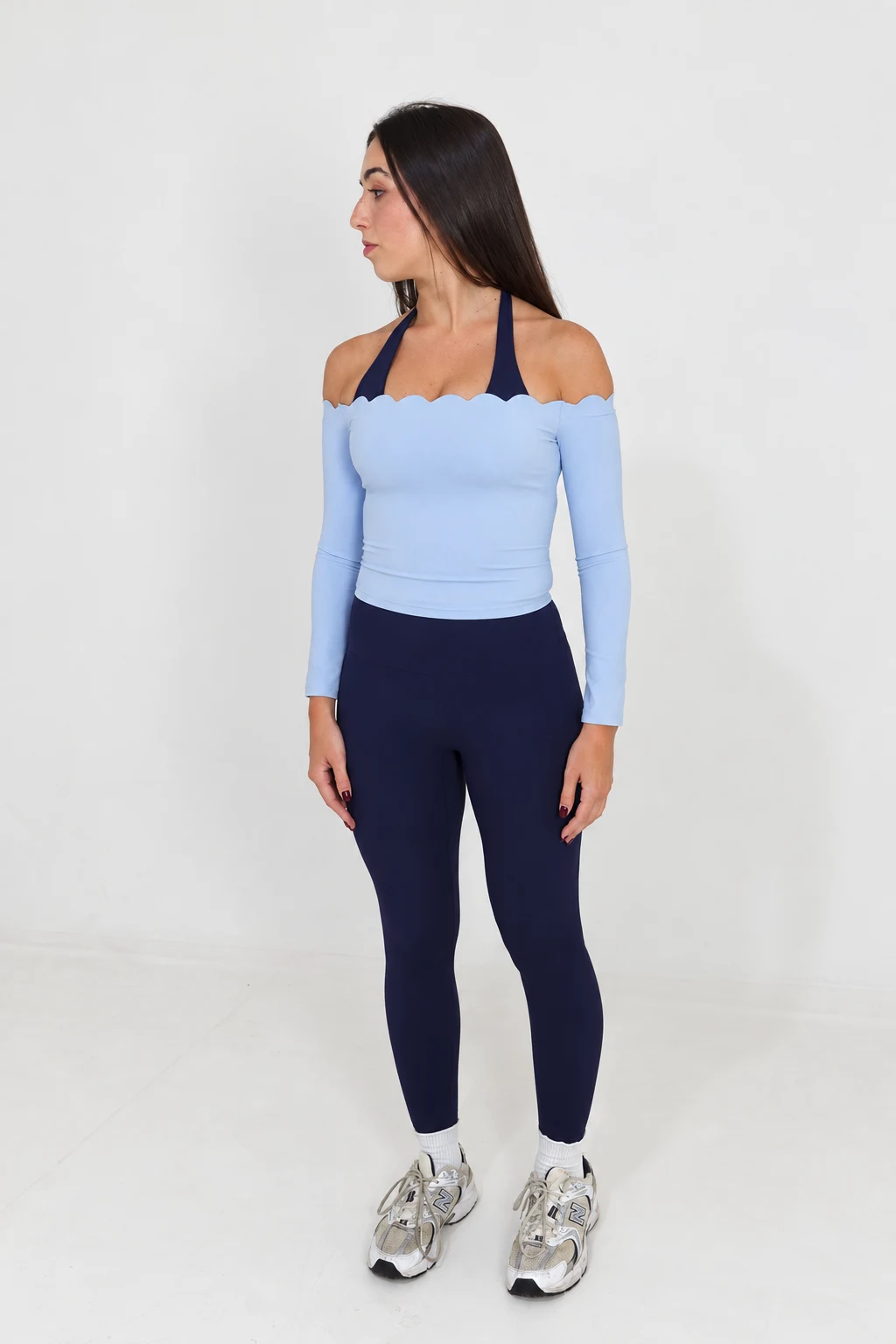 Aura blue de HALA, top azul claro con pantalón oscuro